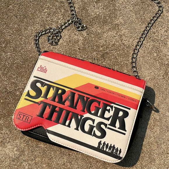 Stranger Things Bioworld chain link vhs Stranger Things purse - Picture 10 of 11